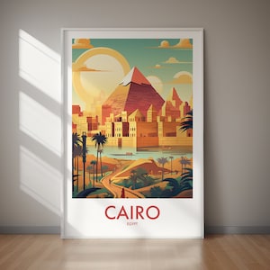 Może przedstawiać: Kolorowa ilustracja panoramy Kairu z Wielką Piramidą w Gizie w centrum. Ilustracja jest w stylu retro z jasnym żółtym słońcem i niebieskim niebem. Tekst "CAIRO EGYPT" znajduje się na dole obrazu.