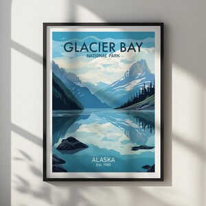 Op de afbeelding: Een vintage-stijl reisposter met een schilderachtig uitzicht op Glacier Bay National Park in Alaska. De poster toont een blauw meer dat de bergen en de lucht weerspiegelt, met de tekst "GLACIER BAY NATIONAL PARK" en "ALASKA Est. 1980" bovenaan en onderaan.