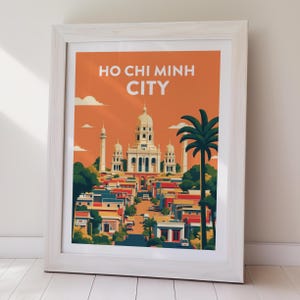 Peut inclure: Une impression d'art encadrée présentant une illustration stylisée de Hô Chi Minh-Ville avec un bâtiment central proéminent, des structures basses environnantes et un grand palmier sur un ciel orange. Le texte HO CHI MINH CITY est en blanc.