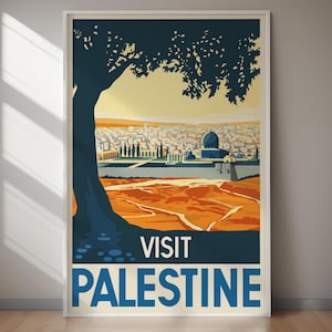 Può includere: Poster di viaggio incorniciato con estetica vintage. L'opera presenta un paesaggio urbano con un edificio a cupola, una silhouette di albero e le parole "VISITA PALESTINA" in grassetto blu su sfondo crema.