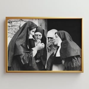 Puede incluir: Una fotografía en blanco y negro en un marco dorado que muestra a cuatro personas con hábitos y velos religiosos tradicionales. Tres de las personas sostienen y encienden cigarrillos, mientras la cuarta persona observa la acción.
