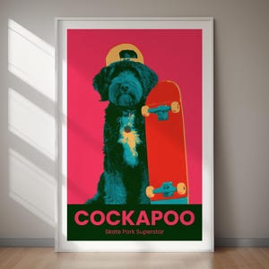 Puede incluir: Un póster enmarcado con una ilustración estilizada de un perro Cockapoo negro con una gorra de béisbol amarilla, de pie junto a un monopatín naranja. El fondo es rosa brillante y el texto dice COCKAPOO Skate Park Superstar.