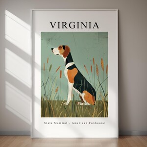 Puede incluir: Una impresión artística enmarcada con una ilustración estilizada de un American Foxhound, el mamífero estatal de Virginia. El perro está representado en posición sentada en medio de hierba alta y juncos, con un fondo verde apagado. La palabra "VIRGINIA" está impresa en la parte superior.