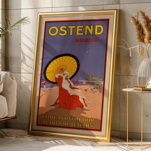 Może przedstawiać: Oprawiony plakat podróżniczy w stylu vintage dla Ostendy, Belgia. Plakat przedstawia kobietę w czerwonej szacie i żółtym parasolu na plaży. Tekst zawiera "OSTEND BELGIUM" i "COME AND VISIT OUR BEAUTIFUL BEACHES."