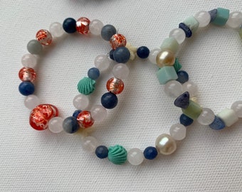 Ensemble de bracelets en pierres perlées et perles