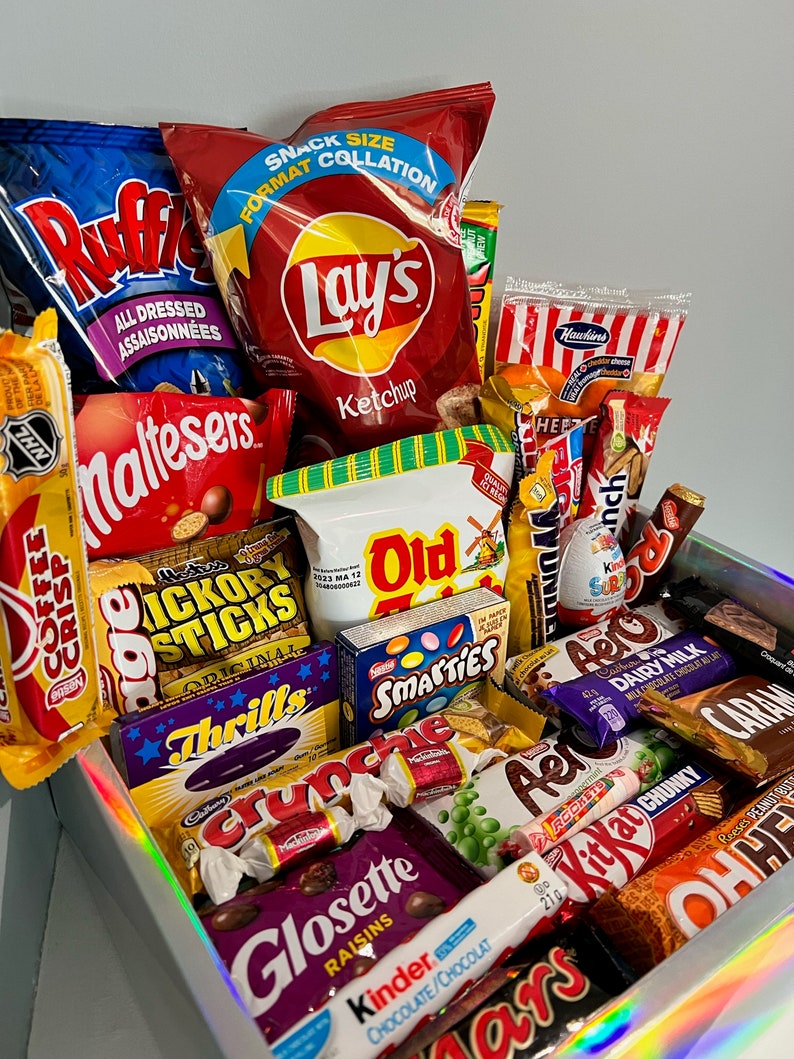 ULTIMATE All Canadian Snack Geschenkbox XL Alle kanadischen Favoriten Chips, Schokolade, Süßigkeiten & Kaugummis von Oh Canada Candy Bild 3