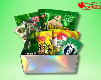 "Grüne kanadische Candy Geschenkbox ""Lucky"" - Kanadische Chips, Schokolade, Bonbons & Kaugummi - von Oh Canada Candy."