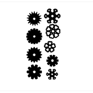 Puede incluir: Un juego de nueve cortadores de galletas de metal negro en varias formas, incluyendo estrellas, flores y círculos.