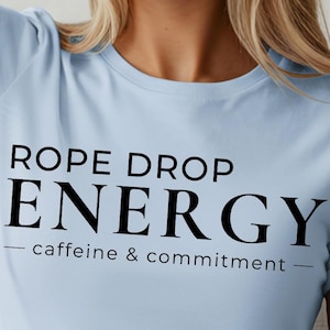 Rope Drop Adult | Kofeina i zaangażowanie | Zabawna koszulka Disney | Koszulka Disney Adult | Koszulka Disney Humor | Koszulka z grafiką unisex