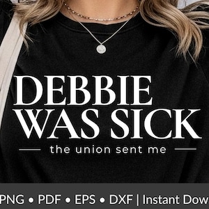 Puede incluir: Camiseta negra con el texto blanco "DEBBIE WAS SICK" y la frase "the union sent me" debajo. La imagen también incluye un par de orejas de Minnie Mouse y una bolsa de mano blanca.