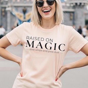 Koszulka Raised On Magic Dole Whips, Koszulka dla dorosłych Pixie Dust Disney, Koszulka z nostalgią milenijną, Zabawna koszulka z wycieczką do parku rozrywki, Prezent na dzień w parku