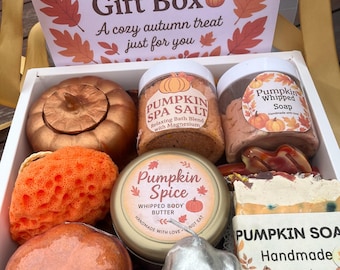Kürbisgewürz-Spa-Geschenkbox – Gemütliches Herbst-Verwöhnset für Sie, handgemachte Badebombe & Seife, Selbstfürsorge