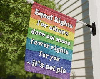 Gleichheitsfahne, in diesem Haus glauben wir, Flagge, Widerstandshaus, Banner, inklusive Erklärungen zu den Menschenrechten, Garten, Fortschrittliche Hoffahne