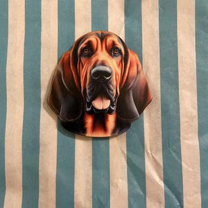 Könnte beinhalten: Illustration eines Bloodhound-Hundes mit braunem und schwarzem Fell und heraushängender Zunge. Das Bild ist vor einem blau-weiß gestreiften Hintergrund platziert. Ideal für Hundeliebhaber und alle, die einzigartige Kunstwerke suchen.