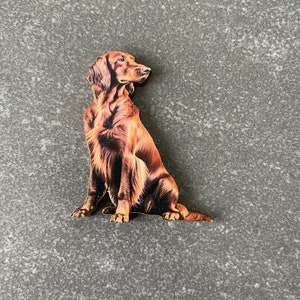Könnte beinhalten: Ein Holz-Ausschnitt eines braunen Irish Setter Hundes, der sitzt und den Kopf zur Seite gedreht hat. Der Hund blickt nach rechts.