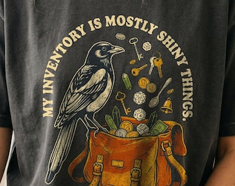 Camiseta "Mi inventario está compuesto principalmente de cosas brillantes" de Comfort Colors / Camiseta "ADHD Gamer Magpie"