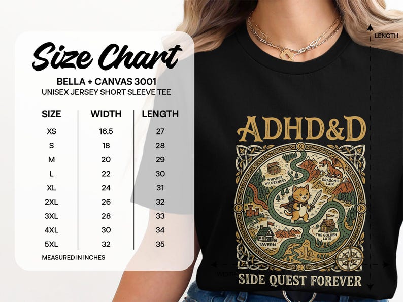 Puede incluir: Una camiseta negra de manga corta con un gr&aacute;fico de un gato aventurero en un mapa con el texto ADHD&D y SIDE QUEST FOREVER. A la izquierda se ve una tabla de tallas que enumera anchos de 16,5 a 32 y largos de 27 a 35.