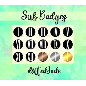 Könnte beinhalten: Ein Satz von 12 schwarzen und weißen römischen Ziffernbadgen mit einem goldenen, silbernen und bronzenen Abzeichen. Die Abzeichen sind mit den Zahlen I bis XII beschriftet. Der Text "Sub Badges" und "dottedJade" ist ebenfalls sichtbar.