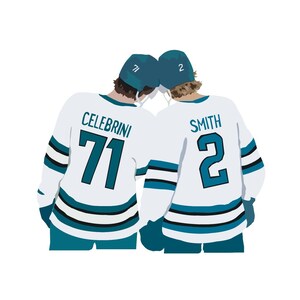Pode incluir: Ilustra&ccedil;&atilde;o de dois jogadores de h&oacute;quei em camisolas brancas com detalhes turquesa e pretos. Uma camisola diz "CELEBRINI 71", a outra "SMITH 2". Ambos usam capacetes turquesa. Os jogadores est&atilde;o de costas para o espectador.