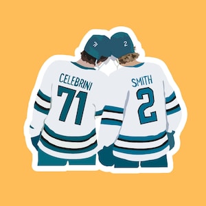 Pode incluir: Ilustra&ccedil;&atilde;o de dois jogadores de h&oacute;quei com camisas brancas e verde-azuis. Uma camisa tem o nome "CELEBRINI" e o n&uacute;mero "71", a outra "SMITH" e o n&uacute;mero "2". Ambos os jogadores usam bon&eacute;s verde-azuis com n&uacute;meros brancos. O fundo &eacute; laranja liso.