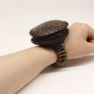 Pulseira de coco artesanal com carteira escondida – Joias Boho exclusivas e lembrança de viagem