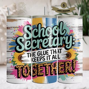 Puede incluir: Tres vasos blancos con tapas y pajitas, cada uno con un diseño para una secretaria escolar. El diseño incluye las palabras "School Secretary: The Glue That Keeps It All Together!" con acentos florales y de estampado de leopardo.