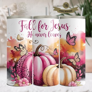 Puede incluir: Tumbler con la inscripción "Fall for Jesus He never leaves" sobre un fondo de acuarela con calabazas rosas, mariposas y flores.