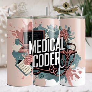 Peut inclure: Trois gobelets en acier inoxydable rose et blanc avec un motif représentant un caducée médical, des fleurs et un ordinateur portable avec le texte "MEDICAL CODER".