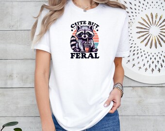 Cute But Feral Raccoon PNG, Funny Juice Clipart, Snarky Wasbeer sublimatieontwerp, DTF-overdracht, Stay Trashy png, schattig shirtontwerp
