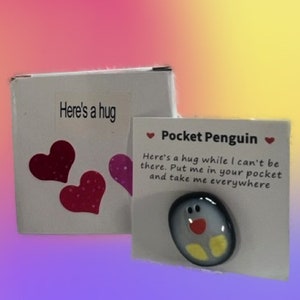 Penguin Pal para el regreso a la escuela, anímate, lugar feliz, decoración de mochila, sonrisas de inspiración, regalo divertido. Colócalo en cualquier lugar que mires y ríete.