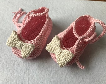 Gehaakte babyschoentjes met strik, handgemaakte babyschoentjes, roze en witte gehaakte babyschoentjes, kersverse moedercadeau, geboortecadeau