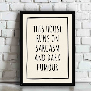 Dieses Haus läuft auf Sarkasmus & dunklem Humor Wand Kunst Druck | Lustig unangemessenes Typografie Zitat Poster | Trendiges Flur Wohnzimmer Dekor Geschenk