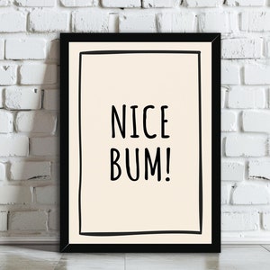 Stampa artistica da parete "Nice Bum" / Poster con tipografia divertente e sfacciata su carta opaca o lucida / Decorazione alla moda per bagno e camera da letto