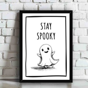 Peut inclure: Impression d'art imprimable en noir et blanc représentant un fantôme de dessin animé avec le texte "Stay Spooky" dans un cadre noir.