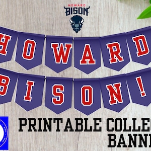 Puede incluir: Pancarta imprimible con las palabras "HOWARD BISON!" en letras rojas sobre fondo azul. La pancarta está decorada con un logotipo de cabeza de búfalo azul y rojo. El texto "BANNER IMPRIMIBLE DE LA UNIVERSIDAD" está debajo de la pancarta.