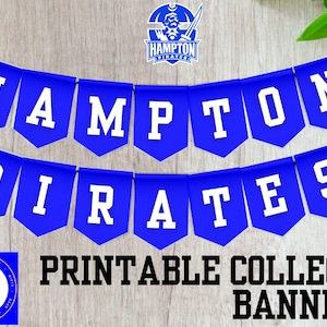 Puede incluir: Pancarta de universidad imprimible con las palabras "Hampton Pirates" en letras blancas sobre banderines azules. La pancarta está colgada de una cuerda. Las palabras "Pancarta de universidad imprimible" están debajo de la pancarta.