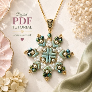 Può includere: Un ciondolo a forma di fiocco di neve con perline chevron azzurre, perle bianche e cristalli sfaccettati verde scuro su una catenina dorata. Il testo recita: Digital PDF TUTORIAL amanteslove.net.