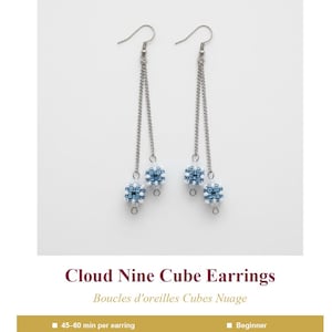Könnte beinhalten: Cloud Nine Cube Earrings. Hängeohrringe mit silbernen Ketten und Clustern aus blauen und weißen Perlen. Die Ohrringe hängen an silbernen Haken. Der Text auf dem Bild lautet "Cloud Nine Cube Earrings" und "Boucles d'oreilles Cubes Nuage".