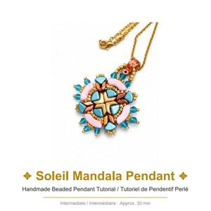 Puede incluir: Un colgante de cuentas con un diseño central de cruz en oro metálico y azul, rodeado de cuentas curvas de color rosa claro y pequeños acentos de cristal turquesa. El colgante está unido a una cadena dorada. Texto: Soleil Mandala Pendant.