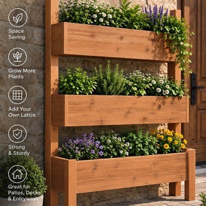 Peut inclure: Une jardinière en bois à trois niveaux avec des bacs rectangulaires horizontaux empilés verticalement. Le texte 3 TIER PLANTER CLEAN DESIGN. BIG IMPACT. est visible en haut, avec des icônes et des étiquettes pour Space Saving, Grow More Plants, Add Your Own Lattice, Strong & Sturdy, et Great for Patios, Decks & Entryways.