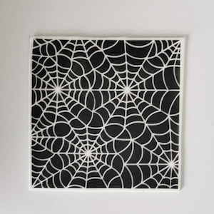 Peut inclure: Un carreau carré noir et blanc avec un motif répétitif de toiles d'araignées blanches sur un fond noir.