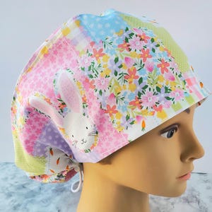 Patchwork pasen scrubmuts bloemen konijntje, chirurgische muts pasen veelkleurige pasen geruite bloemen