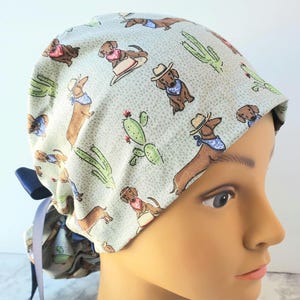 Gorro quirúrgico Europonytail: estampado de perro salchicha occidental, gorro quirúrgico