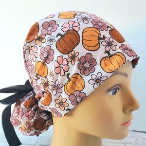 Höstblommig pumpa-skrubbmössa: europeisk hästsvansstil