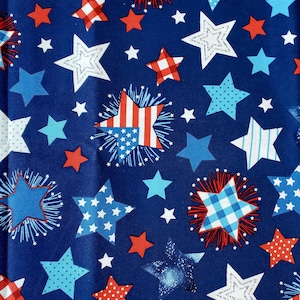 4th Jul Pferdeschwanz Scrub Cap: USA Stars & Feuerwerk, Baumwolle
