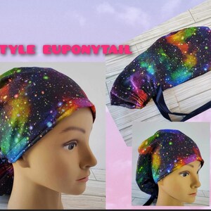 Puede incluir: Un gorro de quir&oacute;fano con estampado de galaxia arco&iacute;ris y abertura para coleta. El gorro est&aacute; hecho de un tejido suave y el&aacute;stico y tiene una cinta azul marino.