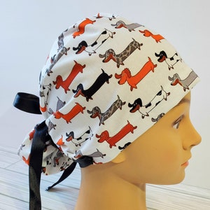 Euro paardenstaart scrubmuts hond, operatiemuts paardenstaart schattig, puppy scrubmuts, operatiemuts grappig, scrub hondenworst, veterinair cadeau