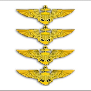 Könnte beinhalten: Vier goldfarbene Pilotenflügel mit einem Marineanker und einem Schild mit einem stilisierten Adler. Die Flügel sind vertikal übereinander angeordnet.