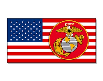 Könnte beinhalten: Eine amerikanische Flagge in Rot, Weiß und Blau mit dem Emblem des Marine Corps, das auf der rechten Seite überlagert ist. Das Emblem zeigt einen goldenen Anker, einen Globus und einen Adler mit ausgebreiteten Flügeln.