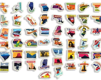 Puede incluir: Un conjunto de 50 pegatinas de colores con forma de estado que presentan varios monumentos y símbolos. Cada pegatina tiene un borde blanco y un diseño de inspiración vintage.